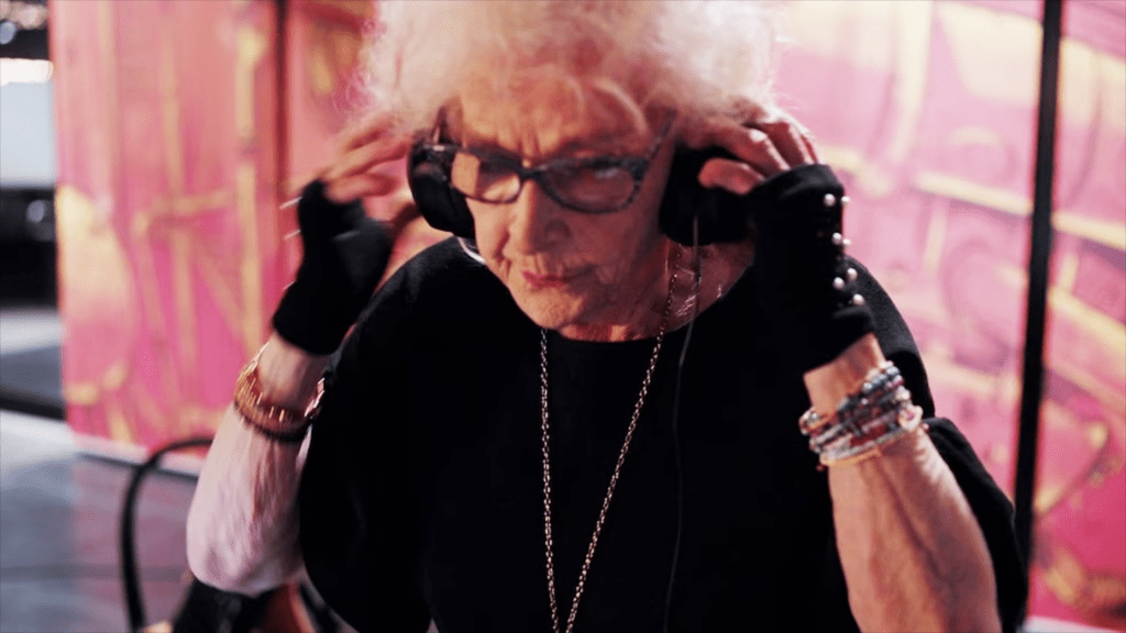 DJ Vika mit Kopfhörern.