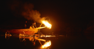 Ein japanischer Kormoranfischer bei Nacht.