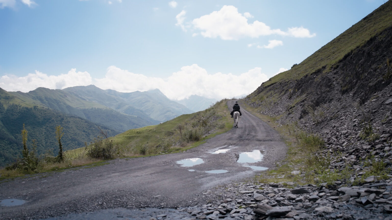 Der alte Arzt und sein Pferd – Über den Wolken Georgiens